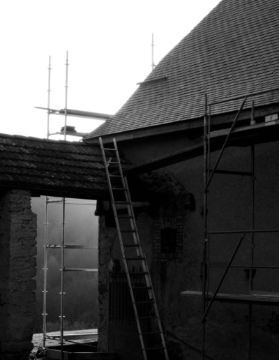 photo d'un échaffaudage pour montrer les travaux des Granges de la Haute