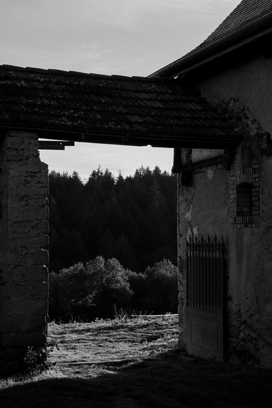 Photo du portail donnant sur la cour, un espace des Granges de la Haute