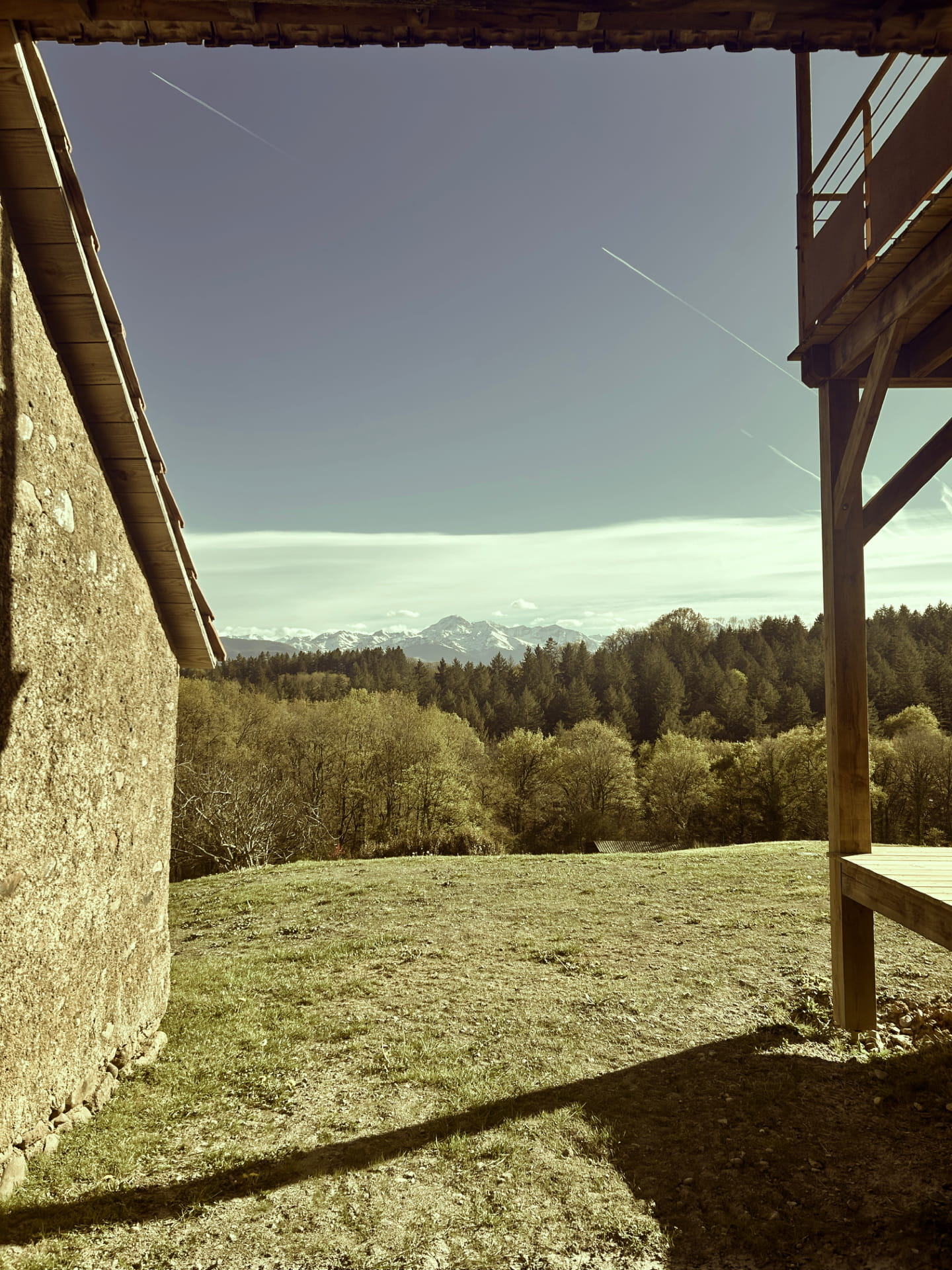 Vue sur les Pyrénées Depuis le portail des Granges de la Haute